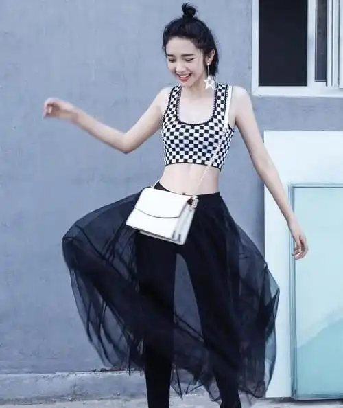 唐艺昕拍摄运动风写真瘦得80斤都没有难怪说体重过百就是胖