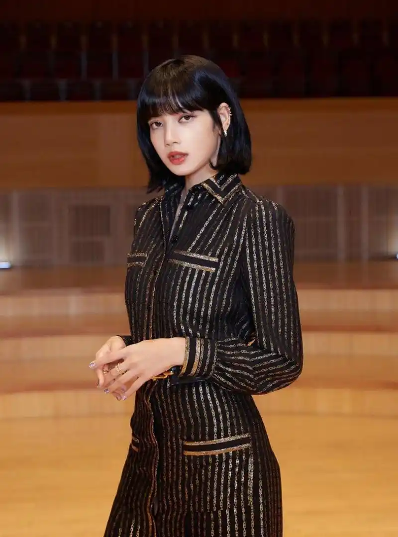 lisa条纹装性感写真图片