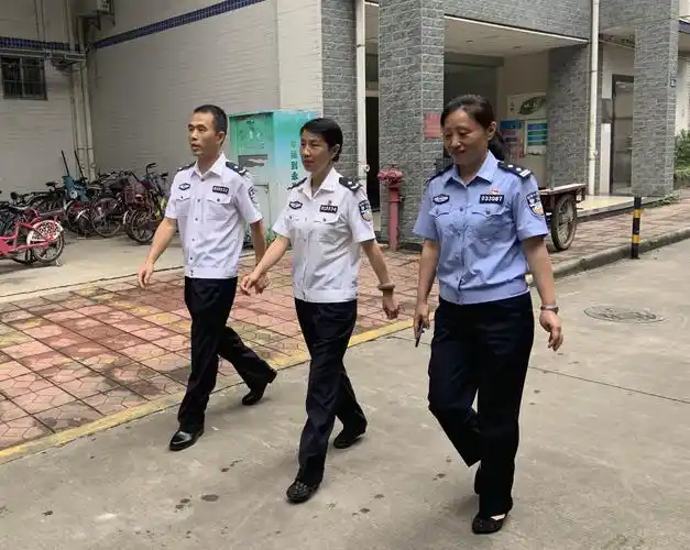 爱警暖警 温暖童心 ——叶芳支队长代表市局工会及