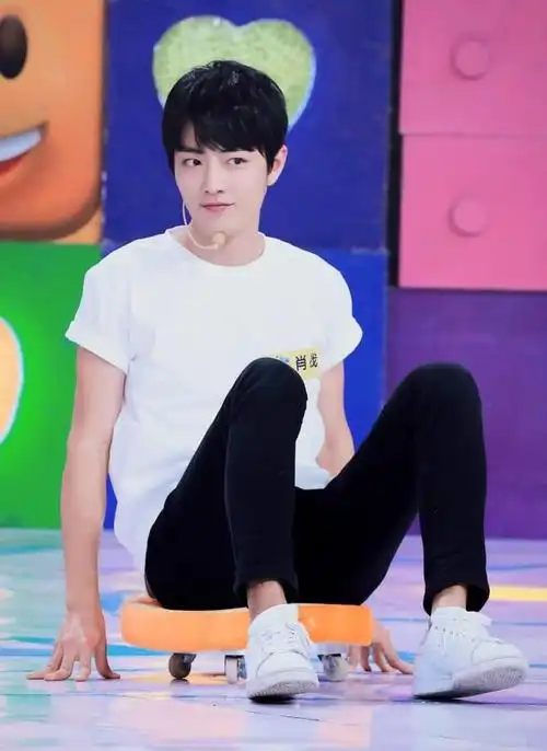 肖战坐在玩具上有谁注意他的表情网友确定他28岁