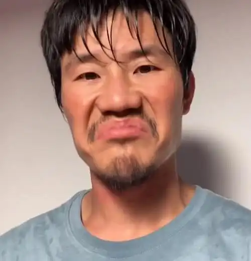 嘎子哥谢孟伟拍戏很敬业,用麻绳勒住脖子,被美女用剪刀刺向肩膀