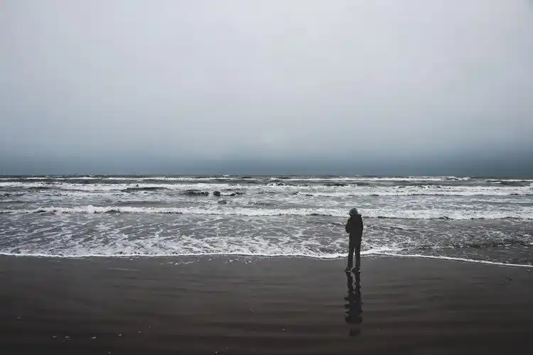 孤独沙滩海滩波浪海景轮廓独自一人单人视界海岸