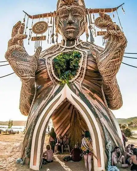 太狂了!重达14吨,高8米的女人体雕塑,真的很吸引人