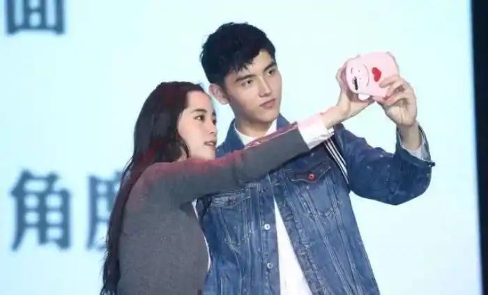 欧阳娜娜王俊凯吻照疑似欧阳娜娜恋情曝光