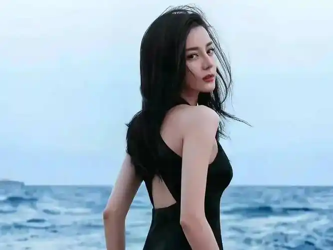 迪丽热巴泳装写真惊艳曝光:性感魅力与自然的完美融合_生活_敬畏_世界