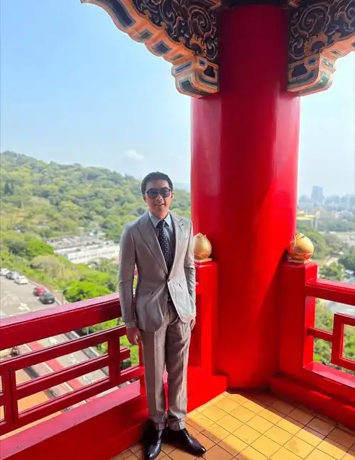 台偶初代男神贺军翔老好快,短发近照年龄感重让人认不出