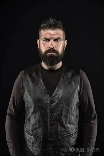 严格成熟的脸.面部毛发.男性面孔.英俊的脸.时尚模特.黑衣黑发人.