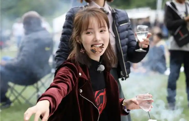 而且综艺资源更是少得可怜,我作为路人我是只看到她参加了《花样姐姐2