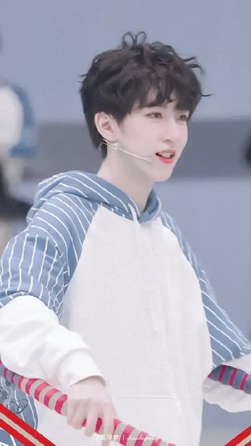 贺峻霖用头发比心