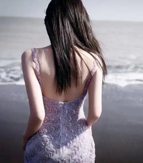 李一桐海边写真,紫色吊带露背连衣长裙,楚楚动人!__财经头条