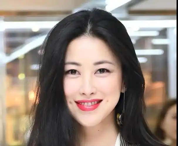 回顾豪横情史朱珠前任个个都是人物37岁选择嫁给普通人