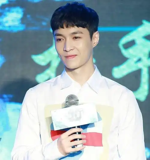 张艺兴出席代言活动 曝光了全新"锅盖头"造型-金投网 (手机金投网 m.