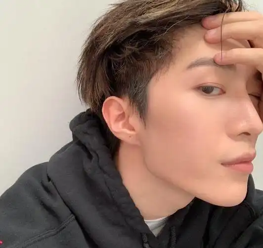 当然鼻子出油也能证明一件事,那就是范丞丞在素颜出镜,而且没有使用一