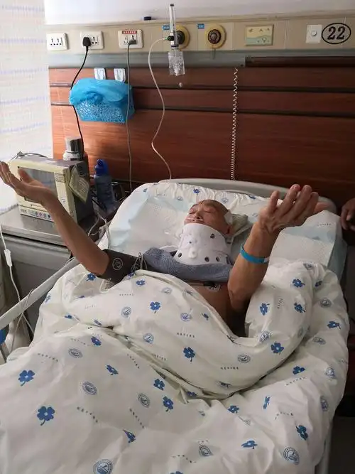 我院首例上颈椎椎弓根螺钉固定手术顺利完成