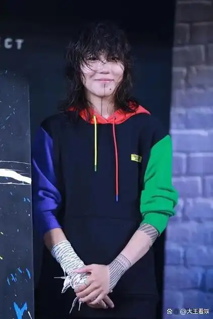 窦靖童终于换风格,烫羊毛卷配扎染衬衫又美又飒,气质不羁太像爸