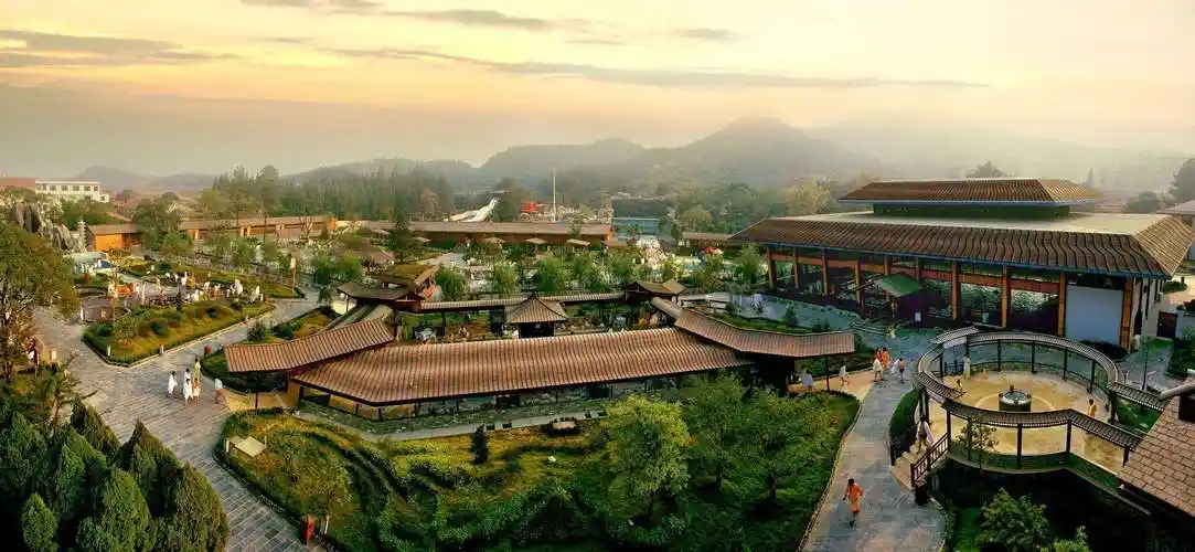p>庐山天沐温泉度假村位于庐山山南景区温泉镇,临环庐山公路,昌九