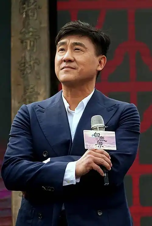 两人结婚时,何冰还是个籍籍无名的小演员,深知其经济状况的李海洋不但