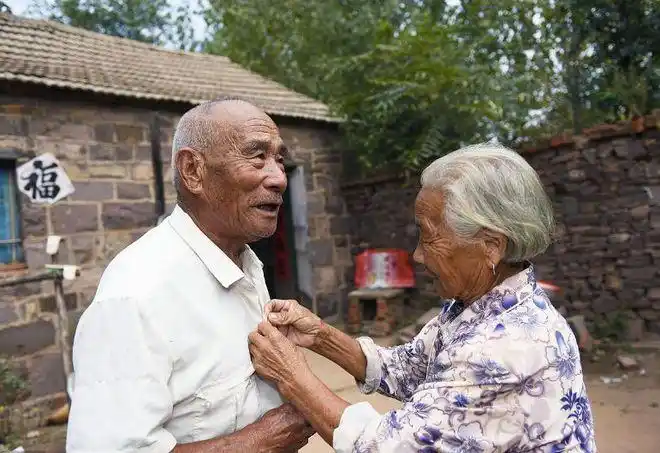 4对农村老夫妻的日常看完让你再次相信爱情