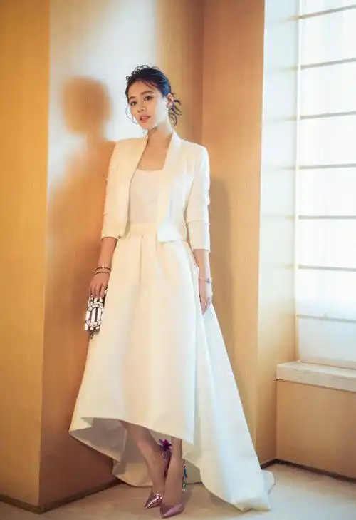 马思纯真是个腰精,竟将自己塞进了"薯条裙",这腰细到逆天了!