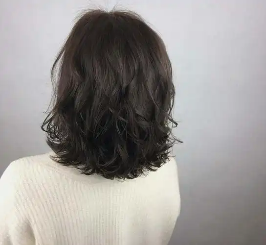 中发烫发发型精选自然时尚好打理是当下流行发型之一