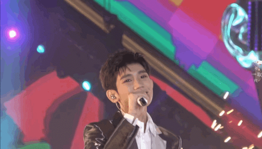 王源被舞台烟花溅到眼睛.天呐,舞台上完全没看出来!