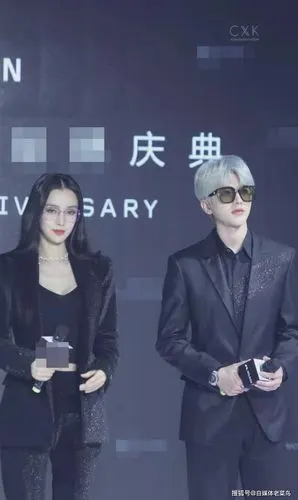 否认第三者插足后,杨颖首次露面,与蔡徐坤同框