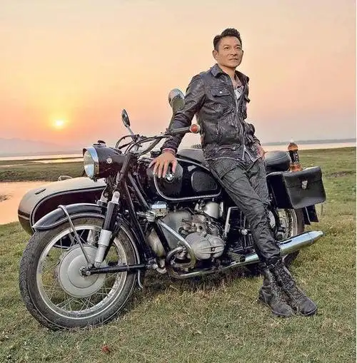 刘德华的摩托车代言广告真是敬业