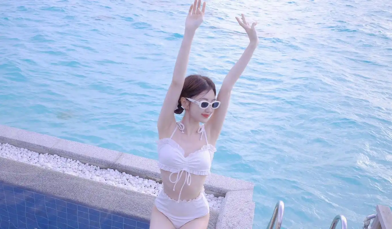 毛晓彤马尔代夫泳装照,好身材姐姐又甜又美,特别吸睛.