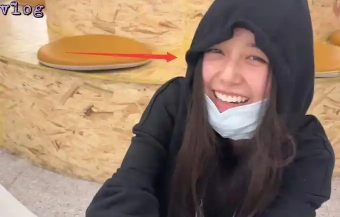 原创原创21岁蒋依依外出游玩素颜有眼袋小雀斑不化妆显疲惫