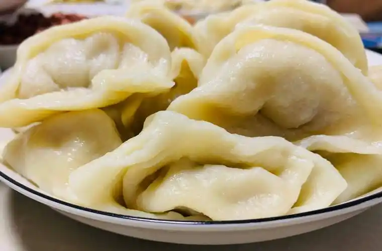 北方的小村庄都这样包元宝水饺,好看又好吃,馅多皮薄_饺子_薄片_开水