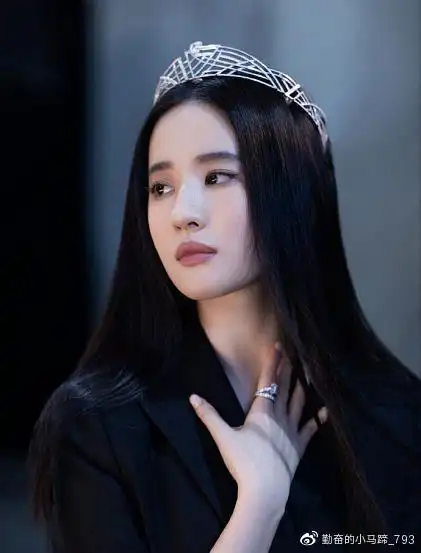 刘亦菲罕晒工作美照,身穿白纱头戴皇冠,画面唯美宛若小公主
