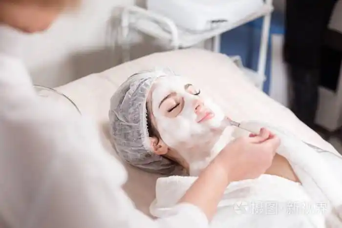 年轻漂亮的女人在美容院接受治疗.