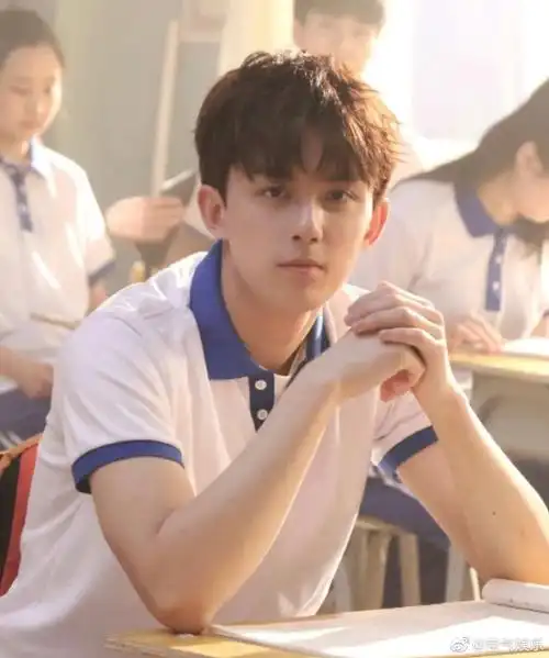 吴磊高中毕业旧照