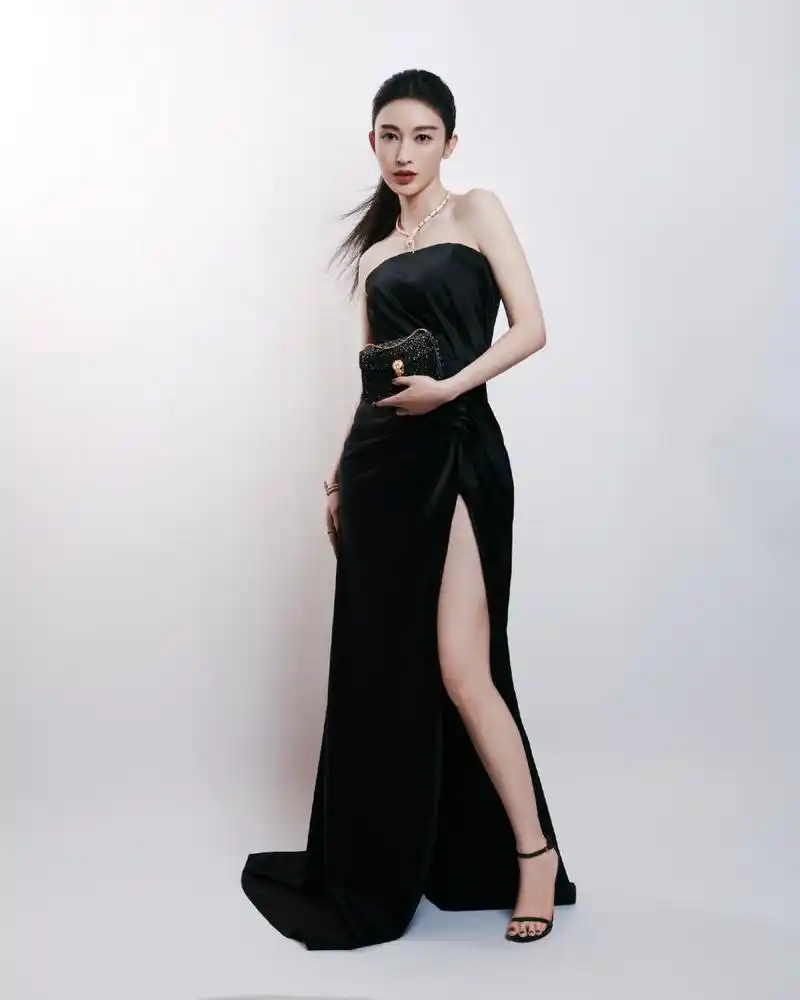 张俪抹胸高开叉长裙造型,高马尾加黑色抹胸高开叉的造型也太飒了吧