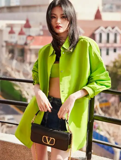 关晓彤这荧光色穿搭好吸睛get了