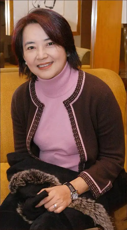 50后胡慧中胖一点也时髦穿皮草领大衣真高雅好有阔太范