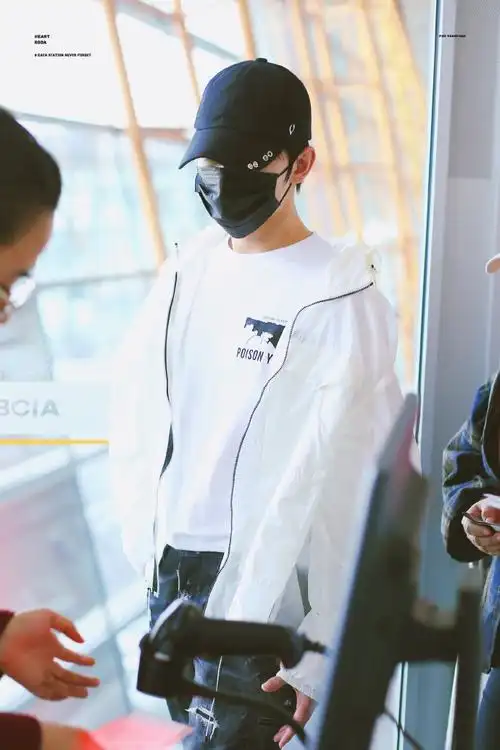 到的嘉世战队队长叶秋大神的机场图口罩也遮不住的帅气#杨洋全职高手