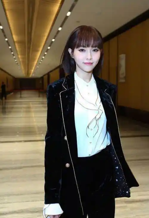 唐嫣新造型齐刘海加俏丽短发惊艳全场,网友:年轻了十岁!