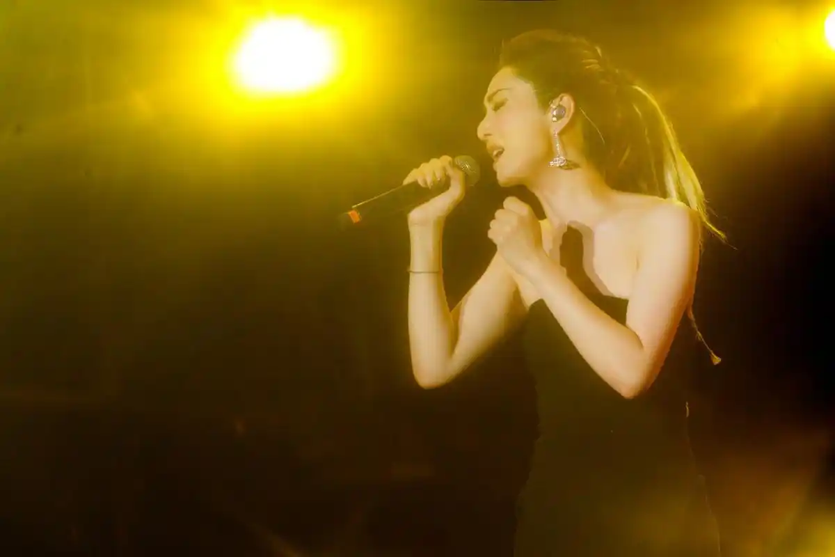 杨千嬅的身材管理# 杨千嬅这个彩色编发造型,完美的衬托了整个人的