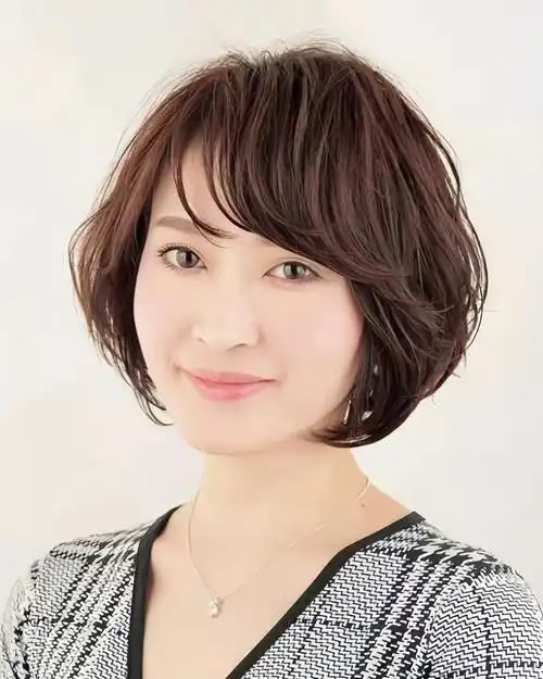 告别老气!这些短发发型让50-60岁女士重焕青春