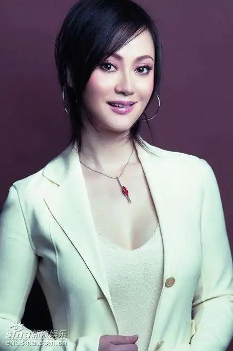 根据年龄的大小,业界叫年长的宋佳为大宋佳,年轻的宋佳宋佳大21岁丈夫