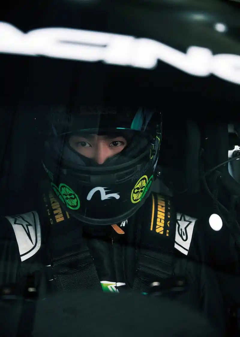 85号车手准备就绪,炫酷大片来袭.#王一博赛车服造型出发