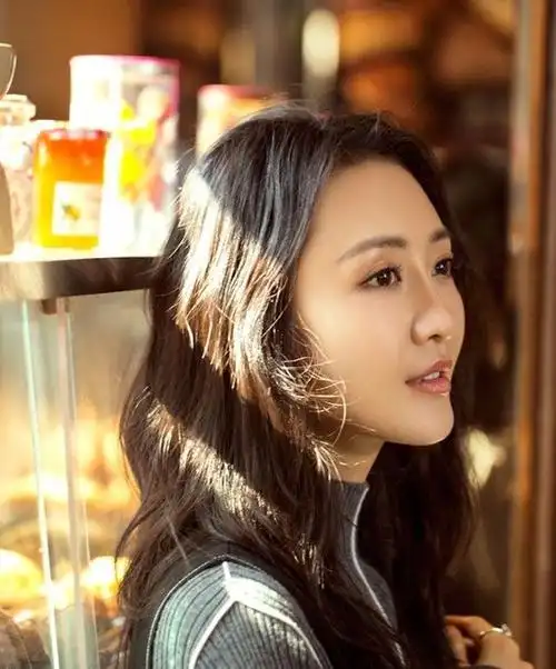 王鸥最新时尚大片低头浅笑完释天蝎座女性的自信与魅力