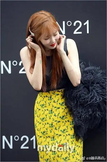 如何看待泫雅舞台服装蝴蝶结散开一事