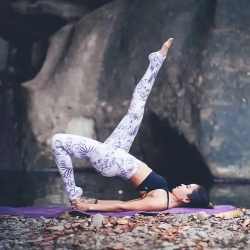 "冻龄女神"贾静雯近日美照:穿衣有范身材苗条,常练瑜伽就是好