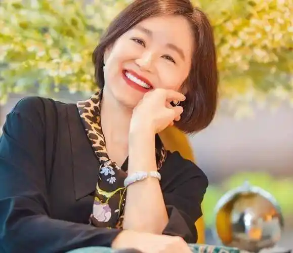 原创67岁林青霞励志减肥22斤近照曝光温婉可人莞尔一笑气质优雅