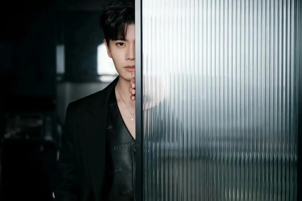 从黑的沉稳到白的治愈,只需要嘉伦的一个笑容#任嘉伦 #能抗住 - 抖音