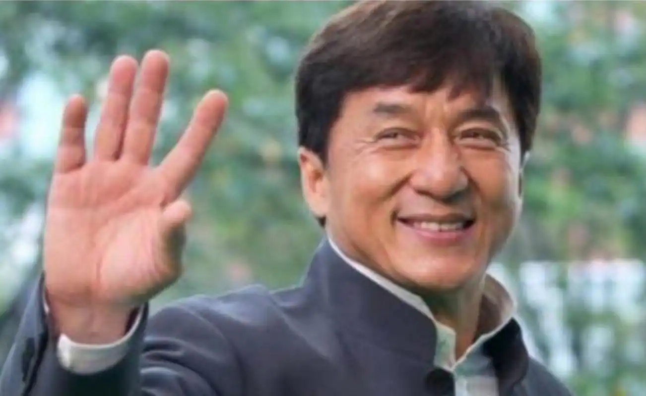 成龙大哥在鲁豫有约节目中坦率承认曾参与假慈善的经历,引发社会广泛