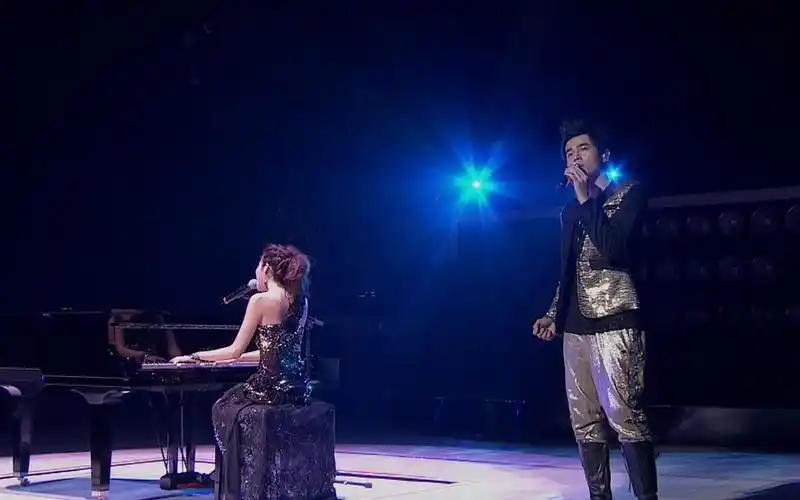 【4k经典珍藏】我们一起听-周杰伦&袁咏琳《黑色幽默》神级现场