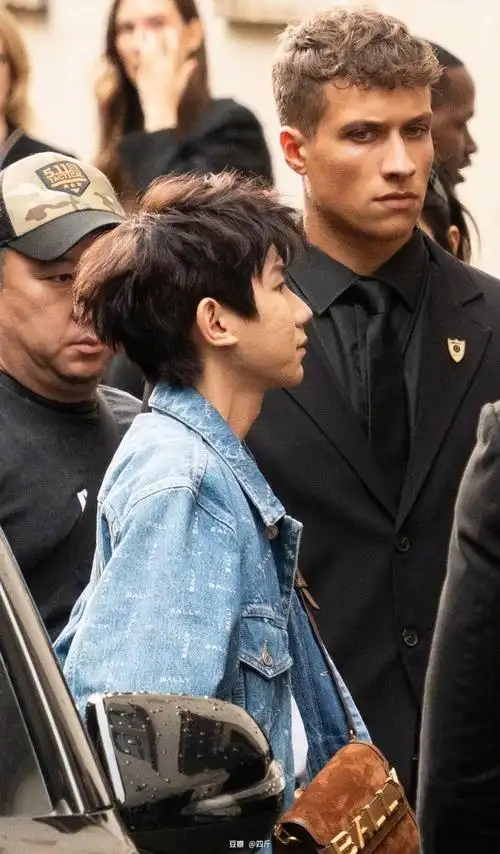 王源米兰时装周生图惹争议脸上坑洼痘印明显粉丝咬定被p黑图